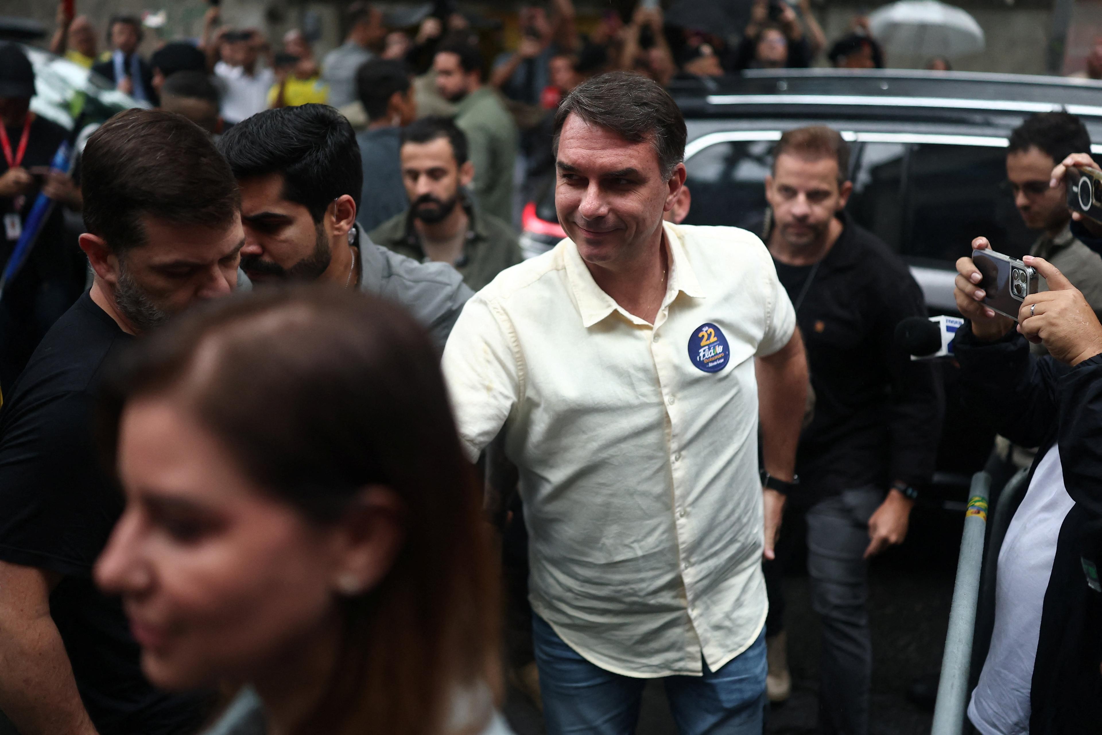Flávio desembarca em Brasília, onde acompanhará apuração dos votos - Foto
