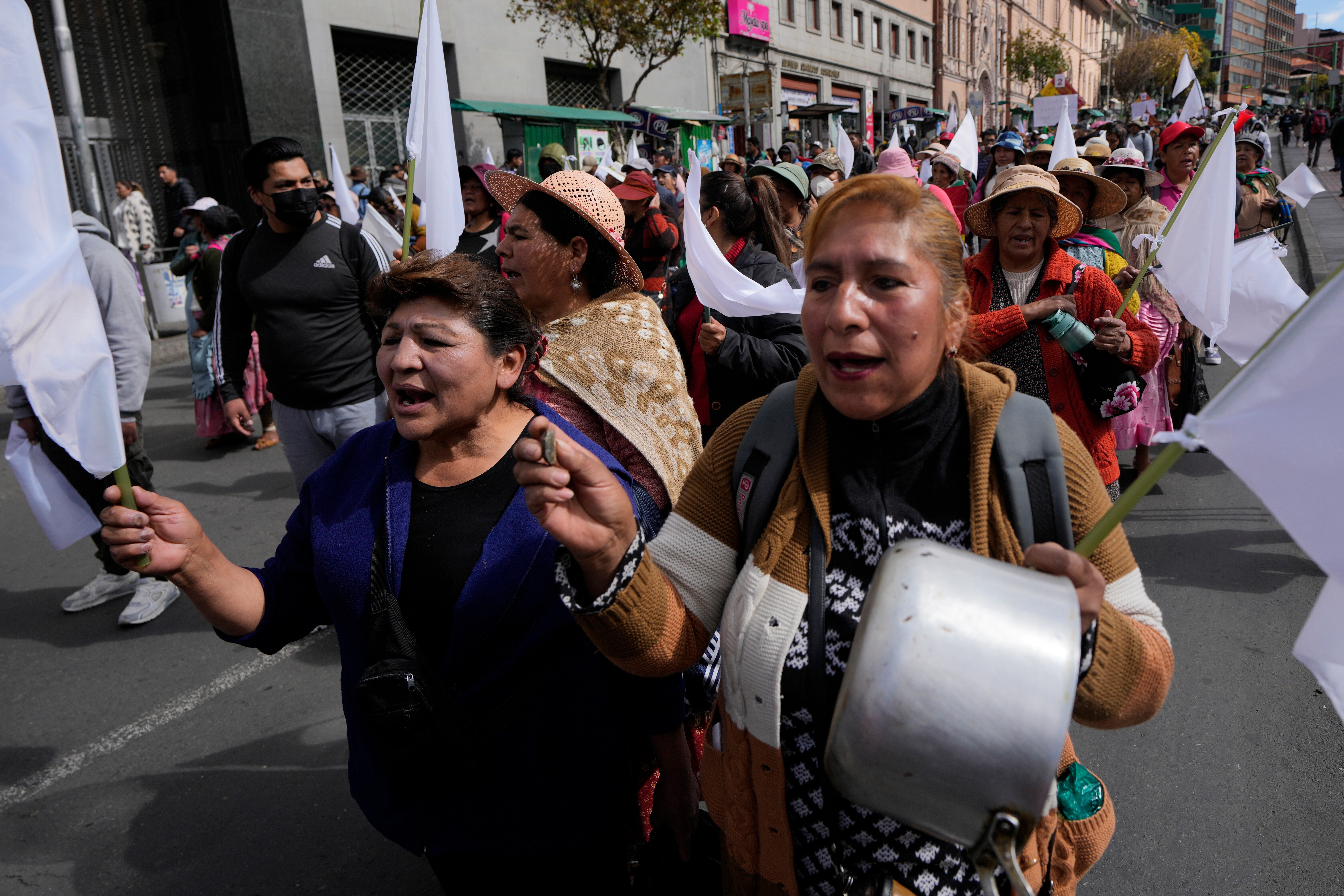 Bloqueios e escassez forçam bolivianos a recorrer ao arroz com ovo
