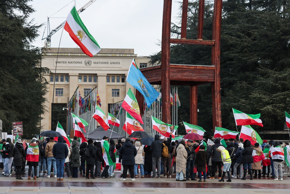 EUA e Irã iniciam negociações em Genebra em meio à ameaça de conflito