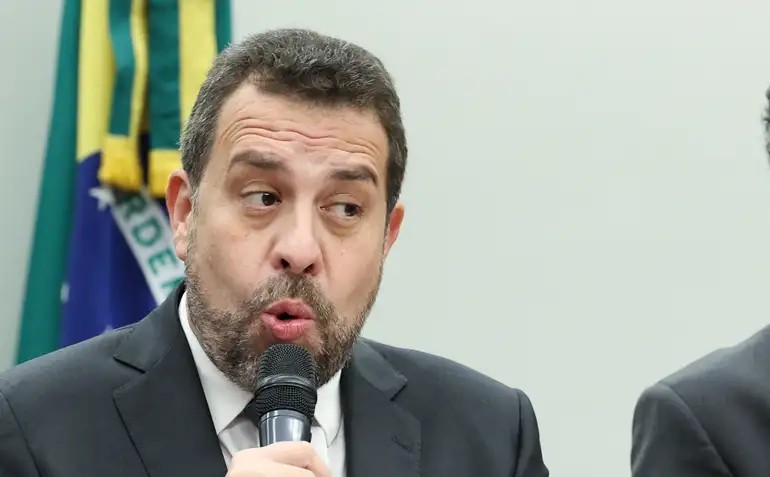 Taxa das blusinhas prejudicava consumo popular, diz Boulos