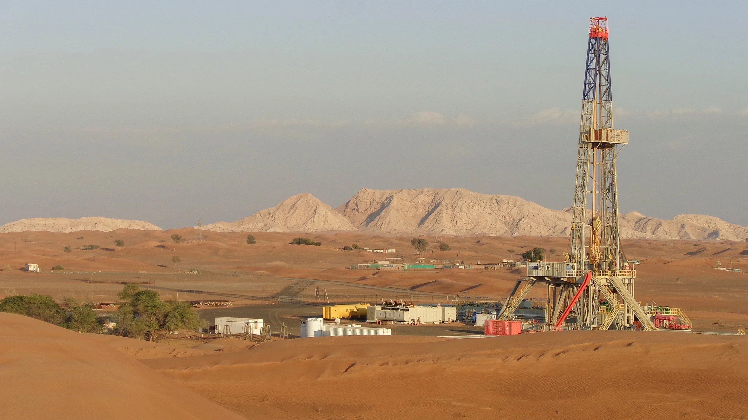 Petróleo fecha em alta após pregão volátil com tensões no Oriente Médio