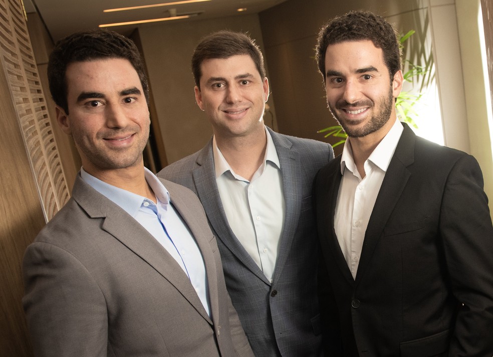 Os irmãos Mota Felipe (à esquerda), Lucas e Matheus assumem o desafio de criar uma marca brasileira dentro da tendência clean beauty com ação clínica — Foto: Ana Paula Paiva/Valor