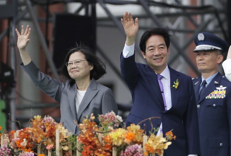 Novo presidente de Taiwan, Lai Ching-te, ao centro, e a ex-presidente, Tsai Ing-wen, na cerimônia de posse, em Taipei, Taiwan