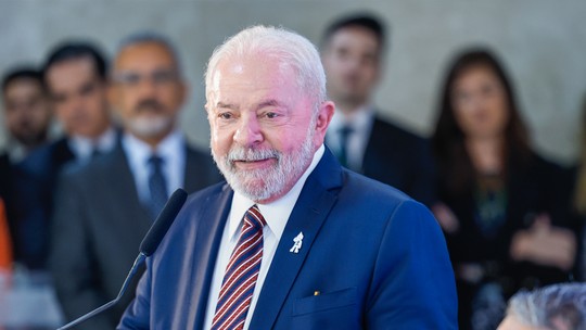Em visita a Pernambuco, Lula promete crescimento e 'crédito barato'