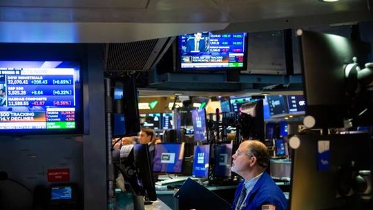 Dólar sobe mais de 1%, juros futuros avançam e Ibovespa cai em dia de BCE e com política fiscal no radar