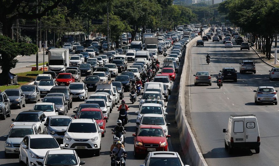 Em razão das paralisações, a prefeitura de São Paulo decidiu suspender o rodízio de veículos