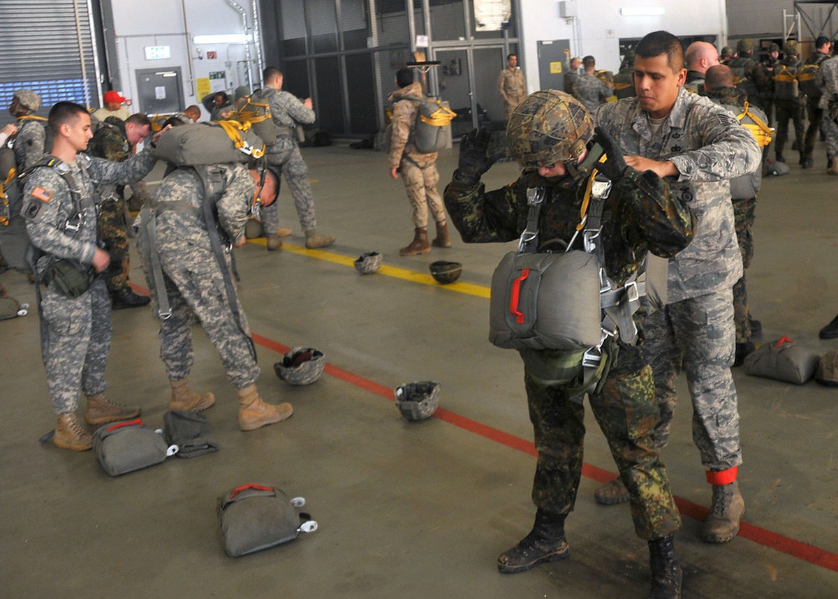 Milhares de paraquedistas do Exército dos EUA chegam ao Oriente Médio