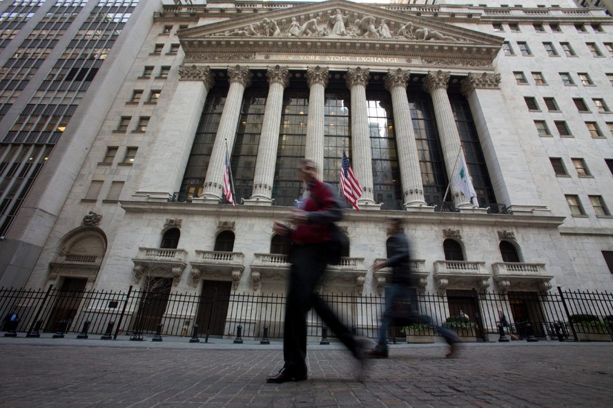 EUA Estados Unidos Economia Finanças Mercado Ações Cotações Bolsa de Valores Dinheiro Corretores Wall Street NYSE - Pedestrians pass in front of the New York Stock Exchange (NYSE) in New York, U.S., on Wednesday, April 24, 2013. U.S. stocks were little ch