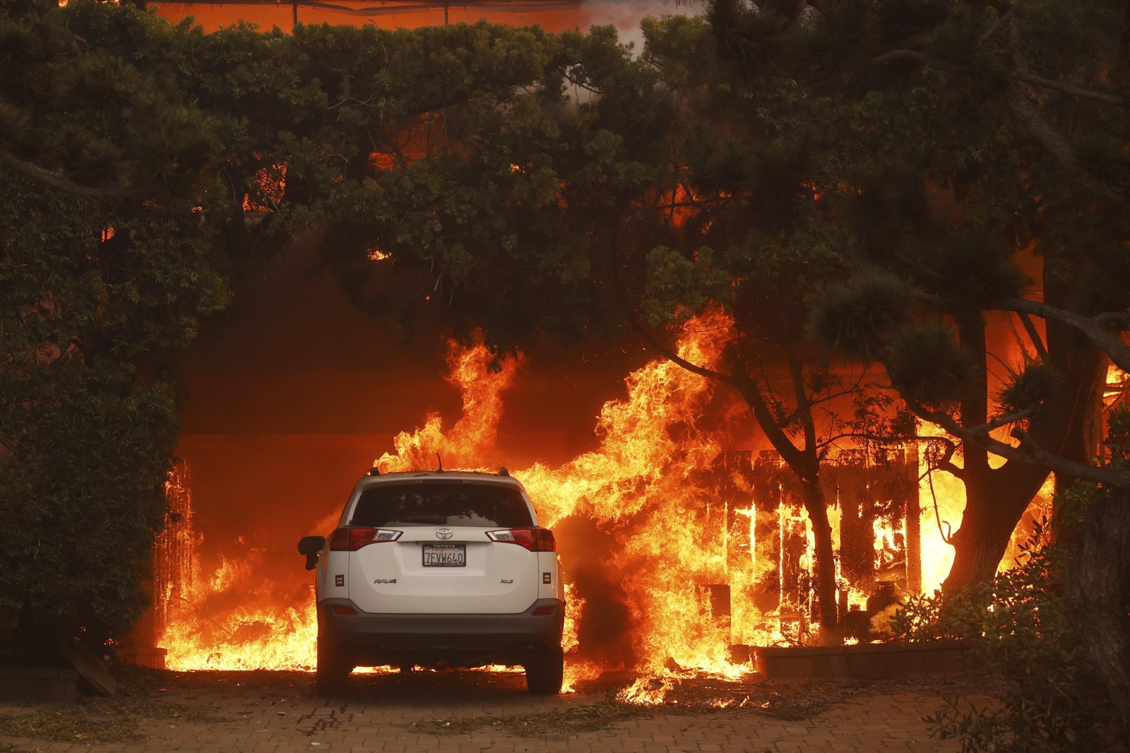 Incêndio consome propriedade no bairro de Pacific Palisades, em Los Angeles, Califórnia, na quarta-feira, 8 de janeiro de 2025 — Foto: Etienne Laurent/AP