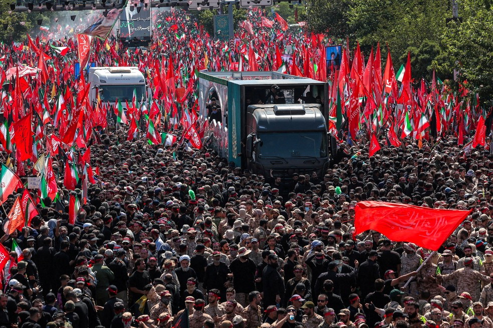 Um veículo transportando os caixões do falecido Líder Supremo do Irã, o Aiatolá Ali Khamenei, e de seus familiares, segue em meio a uma procissão fúnebre em homenagem a Khamenei , morto em 28 de fevereiro em ataques aéreos israelenses e americanos, em Teerã, Irã, em 6 de julho de 2026 — Foto: Gabinete do Líder Supremo do Irã/Divulgação via REUTERS