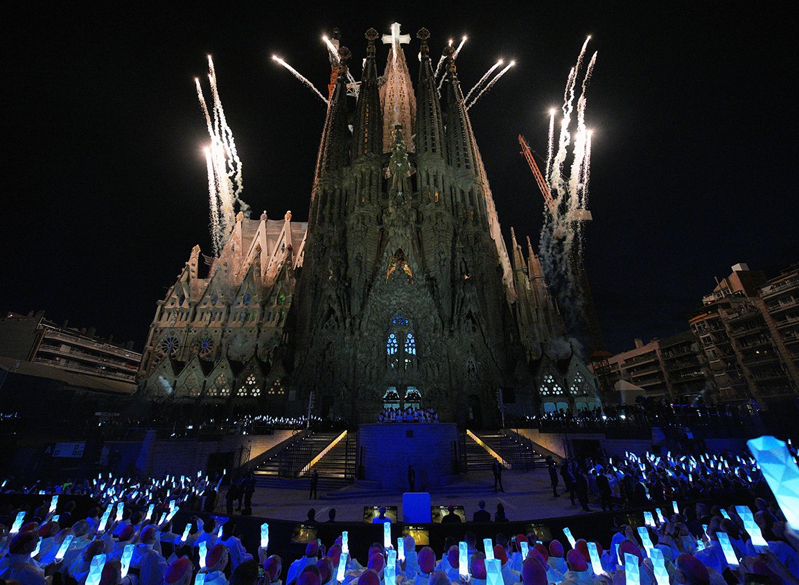 Papa Leão inaugura torre da Sagrada Família e faz apelo à pa