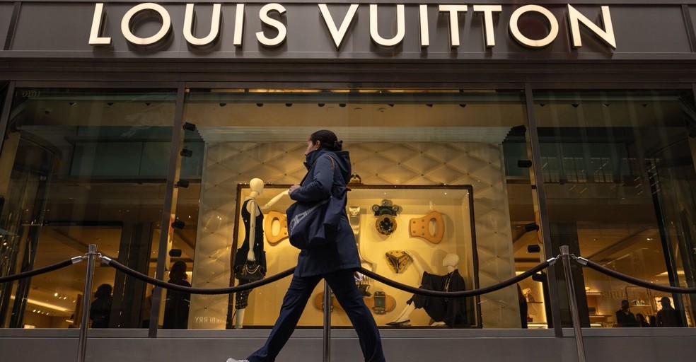Loja da Louis Vuitton vende produtos franceses em Nova York: empresários e líderes setoriais da Europa pedem que negociadores se apressem na negociação de um acordo com o governo Trump — Foto: Yuki Iwamura/Bloomberg