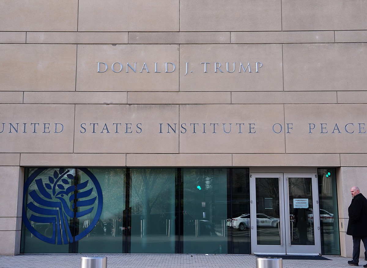 Com auto-homenagens, Trump inicia culto à personalidade nos EUA