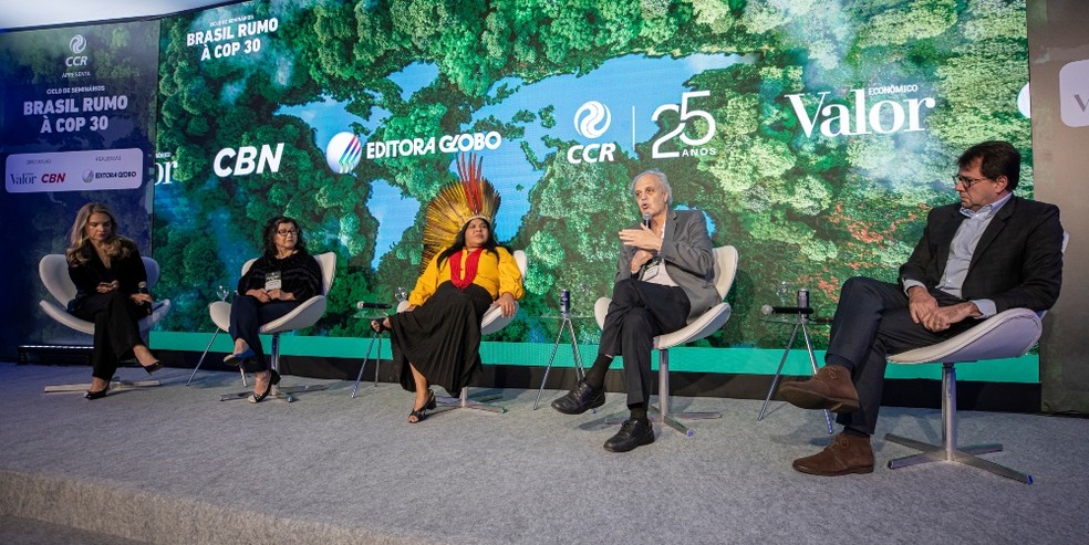 Da esquerda para a direita: mediadora Leila Sterenberg, Marcia Hirota (SOS Mata Atlântica), Sonia Guajajara (ministra dos Povos Indígenas), Carlos Nobre (climatologista) e Fabio Russo, presidente da CCR Aeroportos — Foto: Leo Orestes/Glab