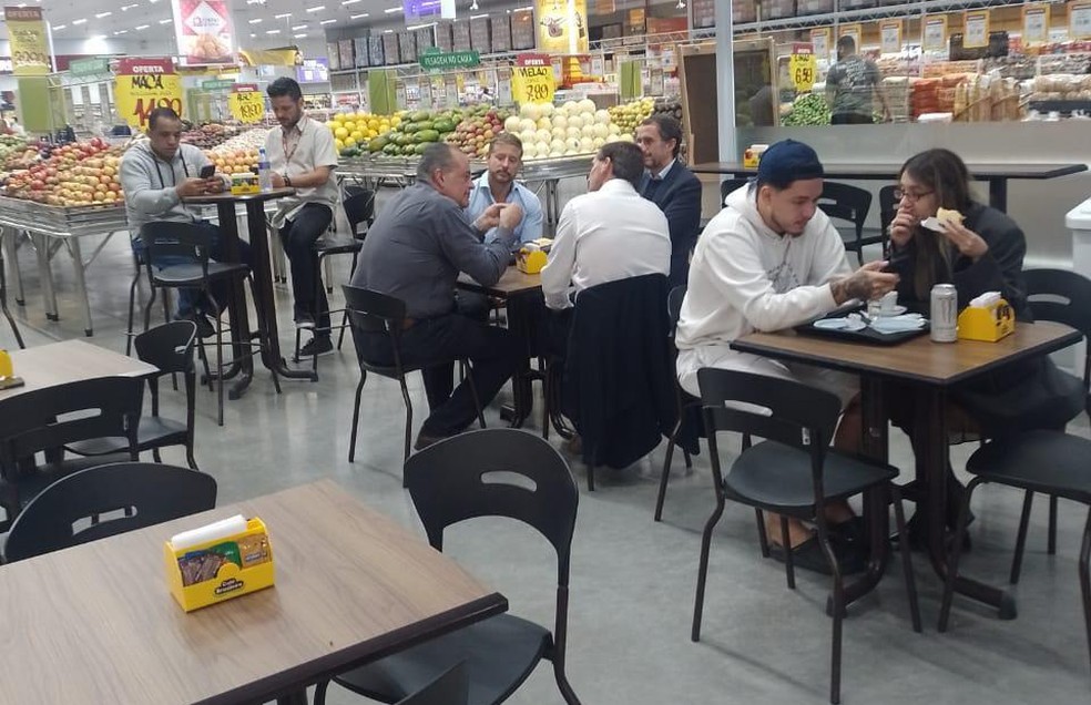 Uma mesa com CEOs à frente de quase 100 bilhões de euros ao ano em vendas reunidos, algo como R$ 620 bilhões — Foto: Reprodução