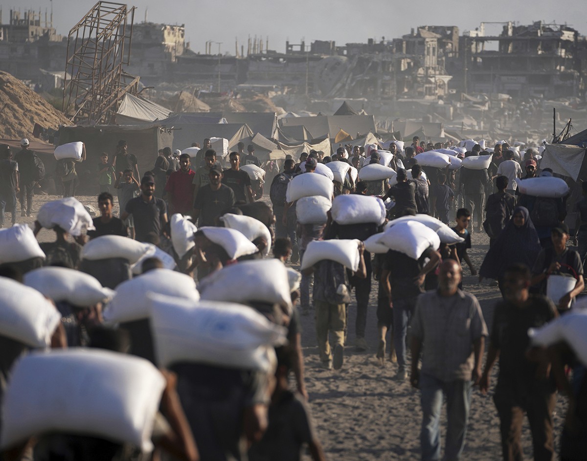 Israel mata pelo menos 18 em Gaza, e enviado dos EUA visita protesto de famílias de reféns