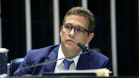 Desinflação está em curso, mas ainda exige política monetária restritiva, diz Campos Neto
