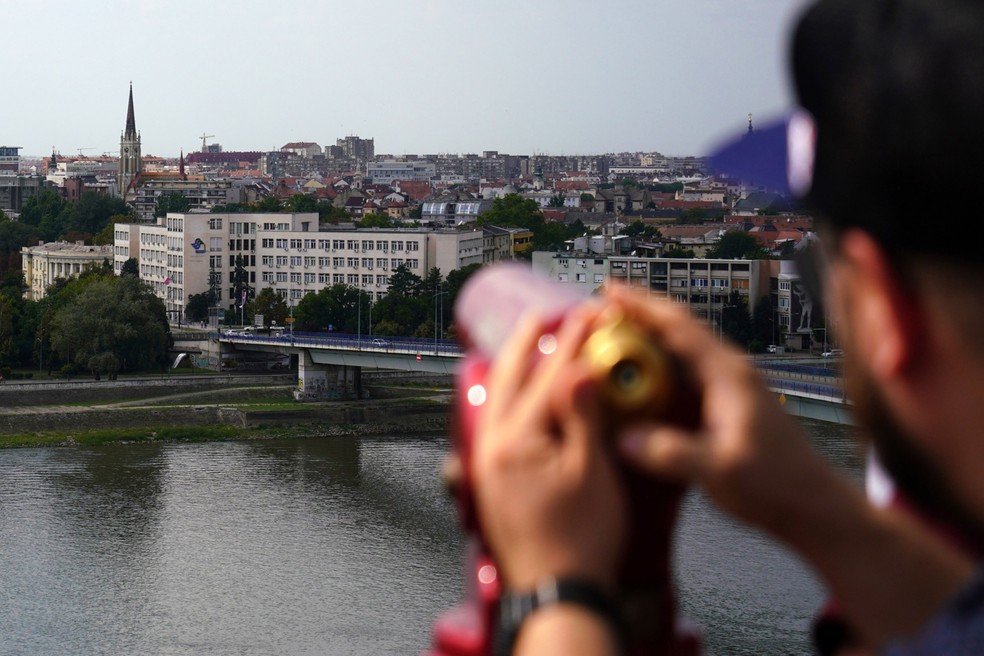Edifícios residenciais e comerciais ao longo das margens do rio Danúbio da Fortaleza Petrovaradin em Novi Sad, Sérvia — Foto: Bloomberg