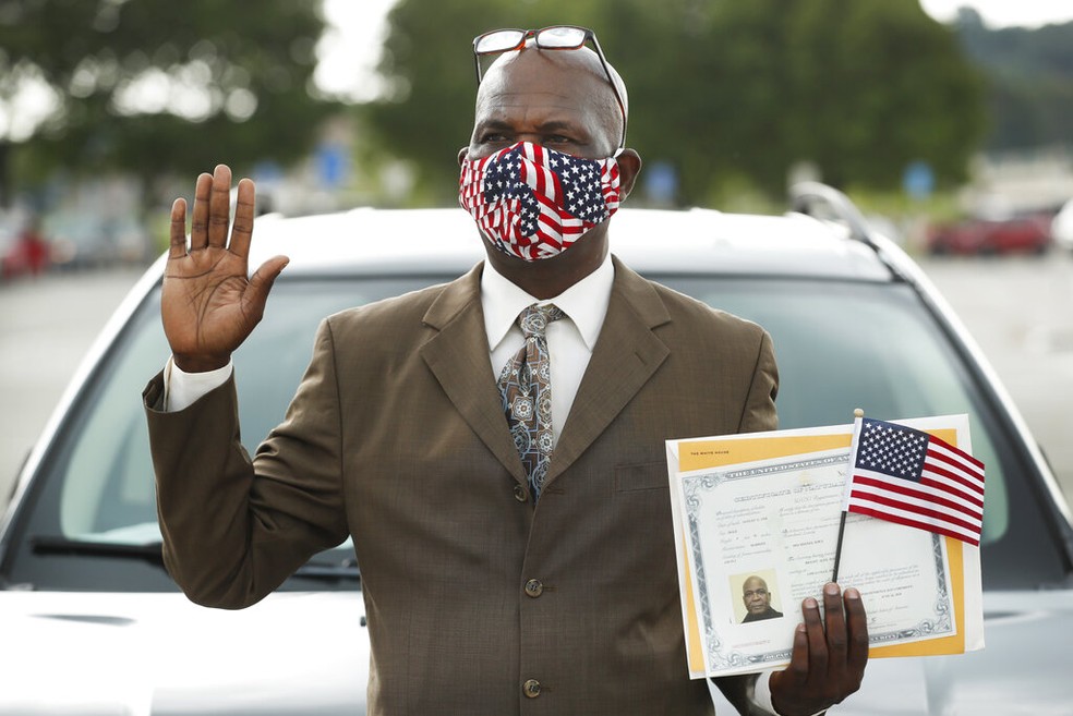 Cerimônia para obtenção de cidadania nos EUA é feita em área externa  — Foto: AP Photo/Charlie Neibergall