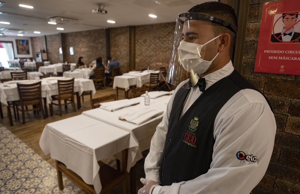Reabertura de restaurantes ainda vê pouco movimento em São Paulo  — Foto: Andre Penner/AP