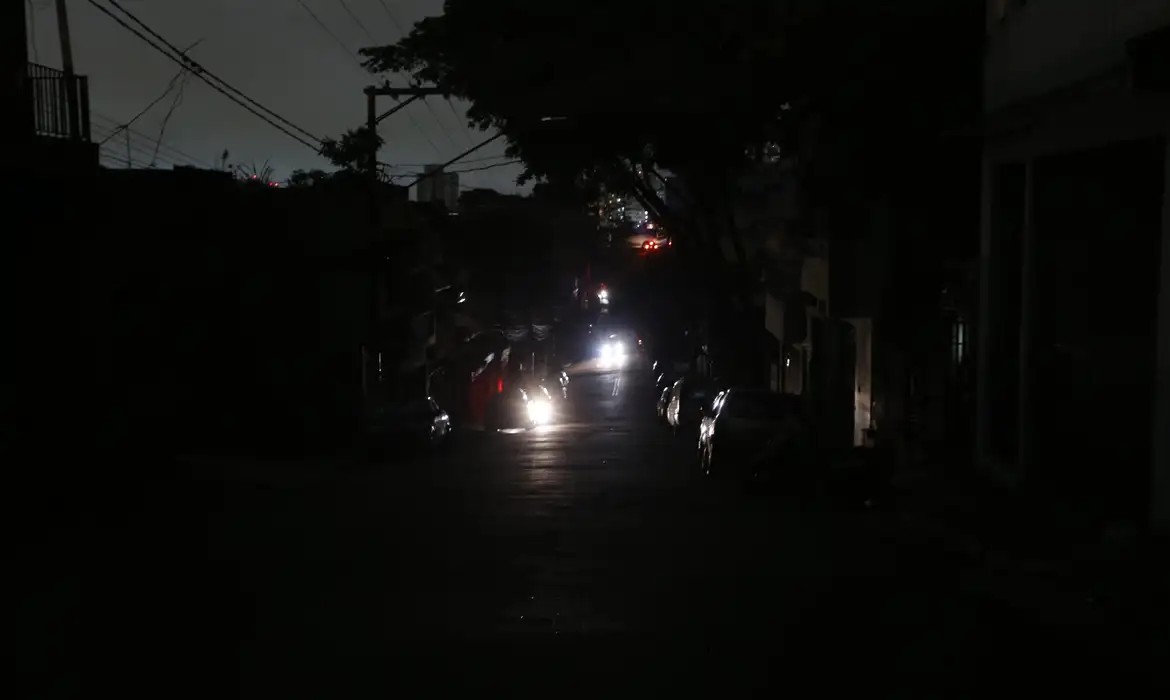 Moradores do centro de São Paulo estão há 22h sem luz após temporal de quarta-feira