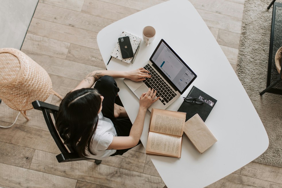 "Somos seres sociais, e isso também vale no trabalho", escreve colunista — Foto: Pexels