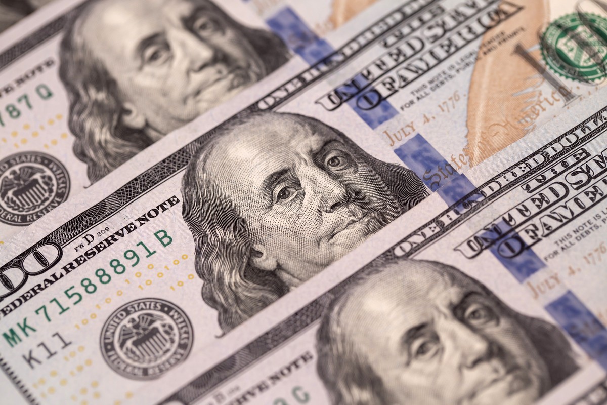 Dólar à vista avança com tarifas de Trump, IBC-Br fraco e correção técnica