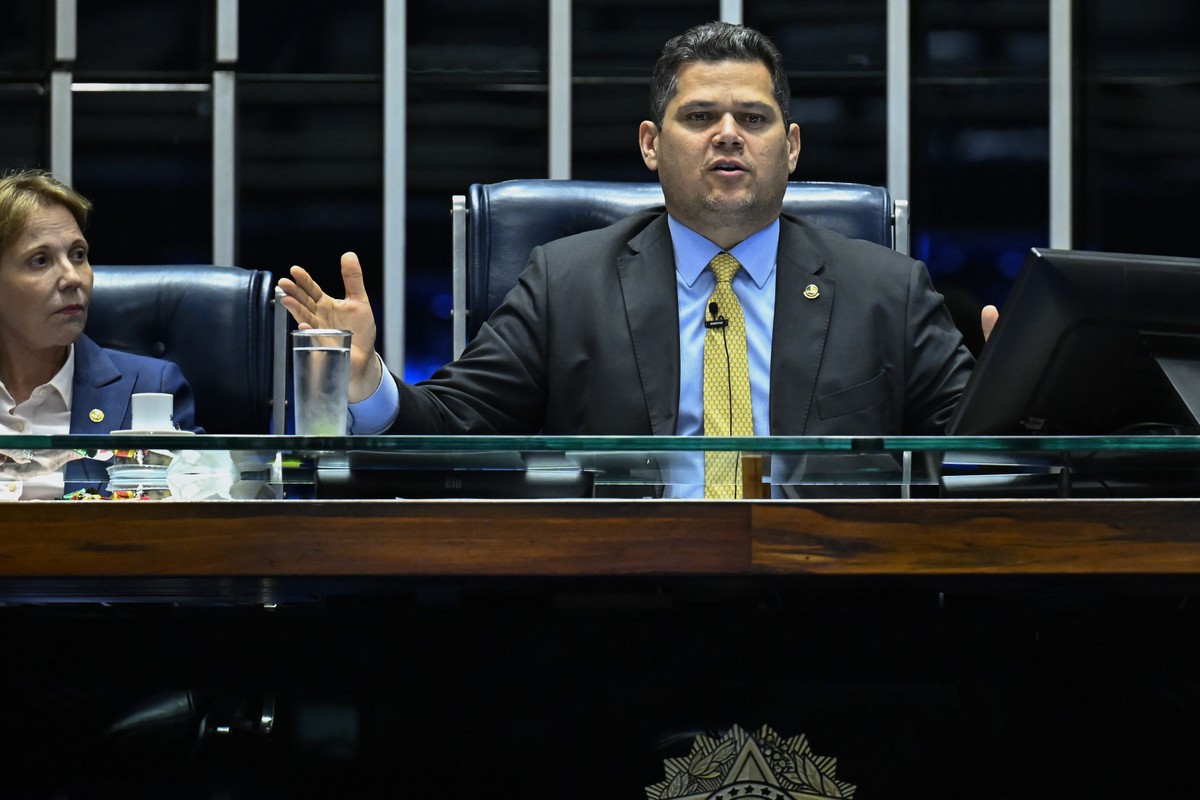 Alcolumbre defende derrubada de vetos sobre eólicas e diz que impacto na conta de luz está superestimado