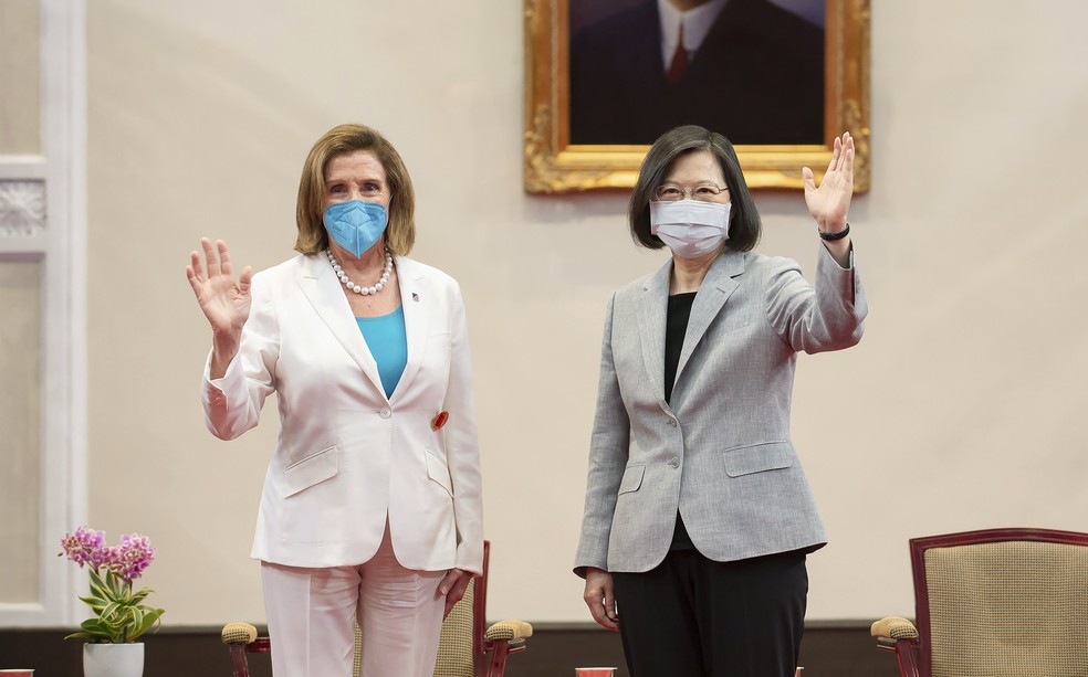 Nancy Pelosi ao lado da presidente de Taiwan, Tsai Ing-wen — Foto: Escritório da Presidência de Taiwan via AP