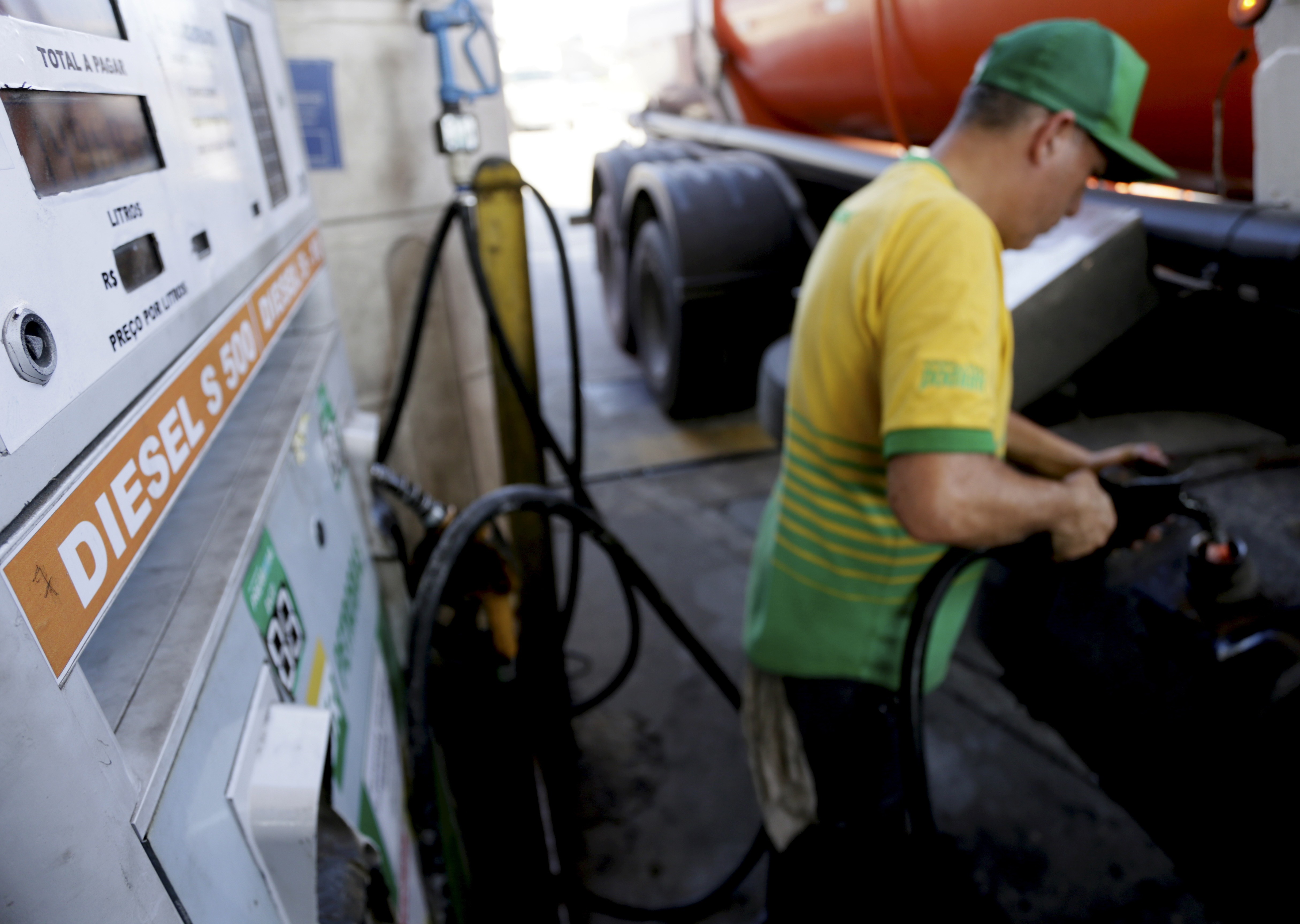 Cenário geopolítico dificulta decisões de agentes sobre diesel