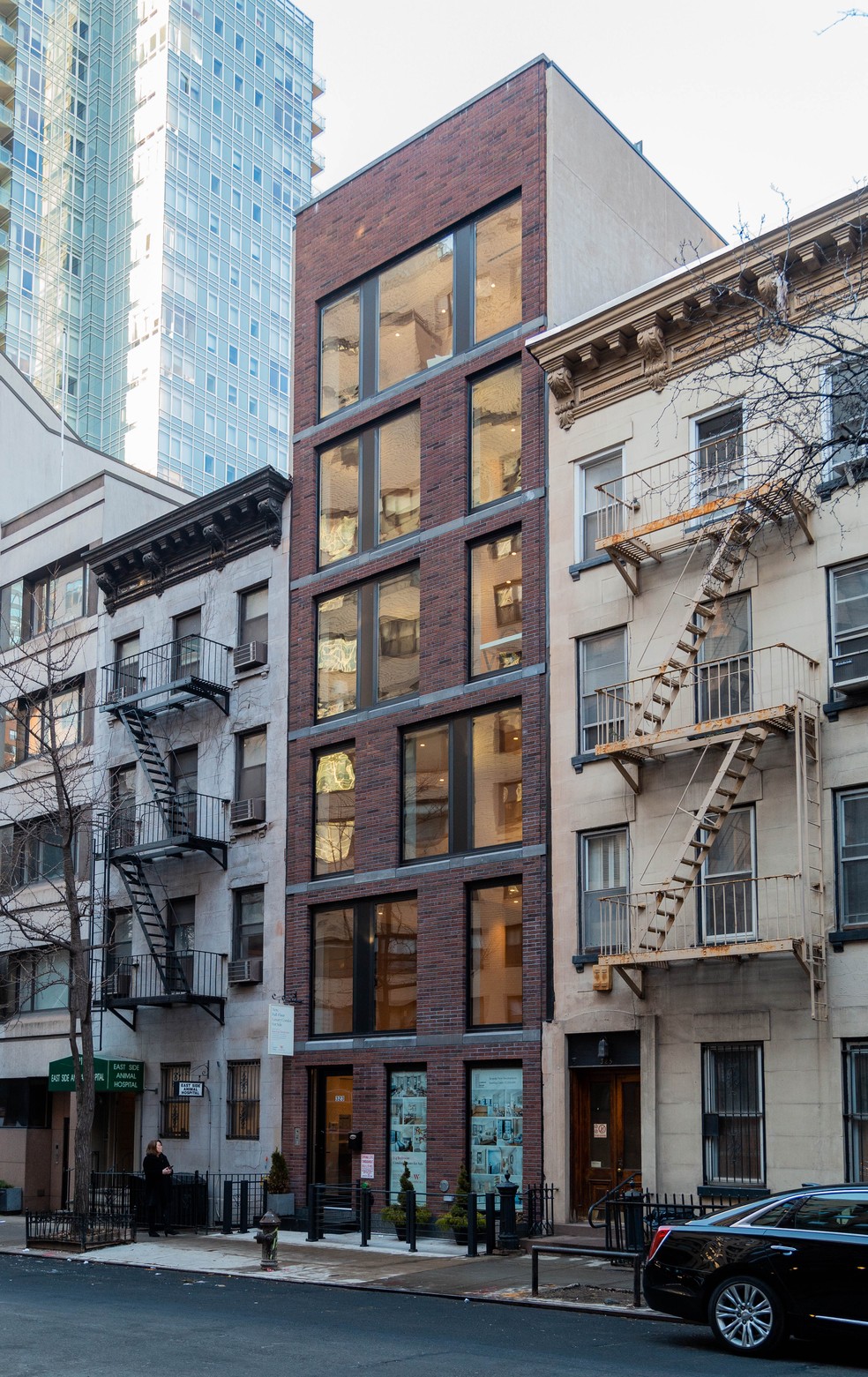 Em parceria com sócios franceses, a Sagewood construiu um edifício boutique de apenas seis apartamentos na rua 52, em Nova York — Foto: Sagewood Corporation/Divulgação