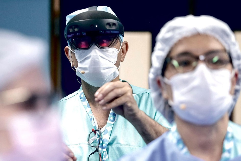 No Sírio-Libanês: cirurgia com dados visualizados em 3D em óculos de realidade mista — Foto: Davidyson Damasceno/Divulgação