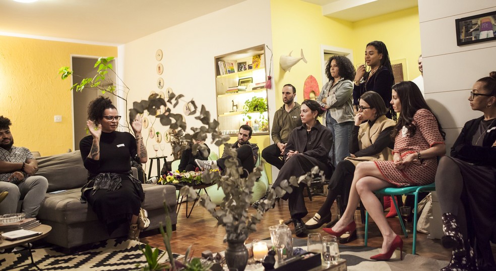 A publicitária Neon Cunha (de roupa preta, no sofá) participou de encontro com agências de publicidade, na quarta-feira, em São Paulo: espaço para as pessoas trans — Foto: Celso Doni/Valor