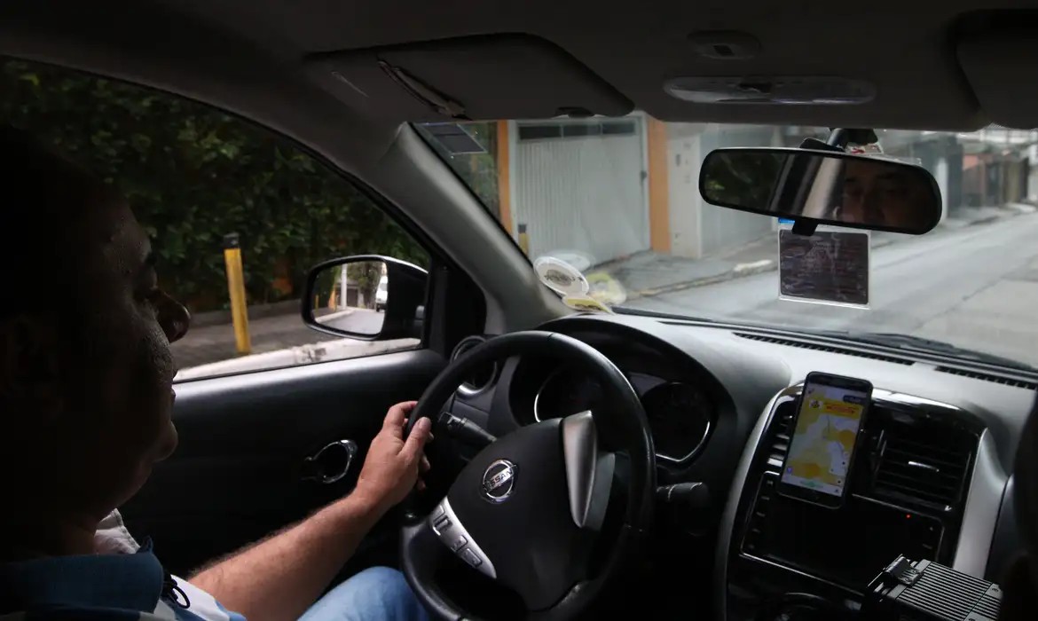 Comissão mista aprova relatório de MP com crédito para taxistas, entregadores e motoristas de apps - QTU Questões do Universo