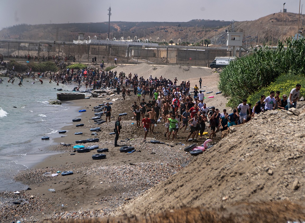 FT: Espanha envia migrantes de volta enquanto Ceuta desabafa sobre ‘invasão’