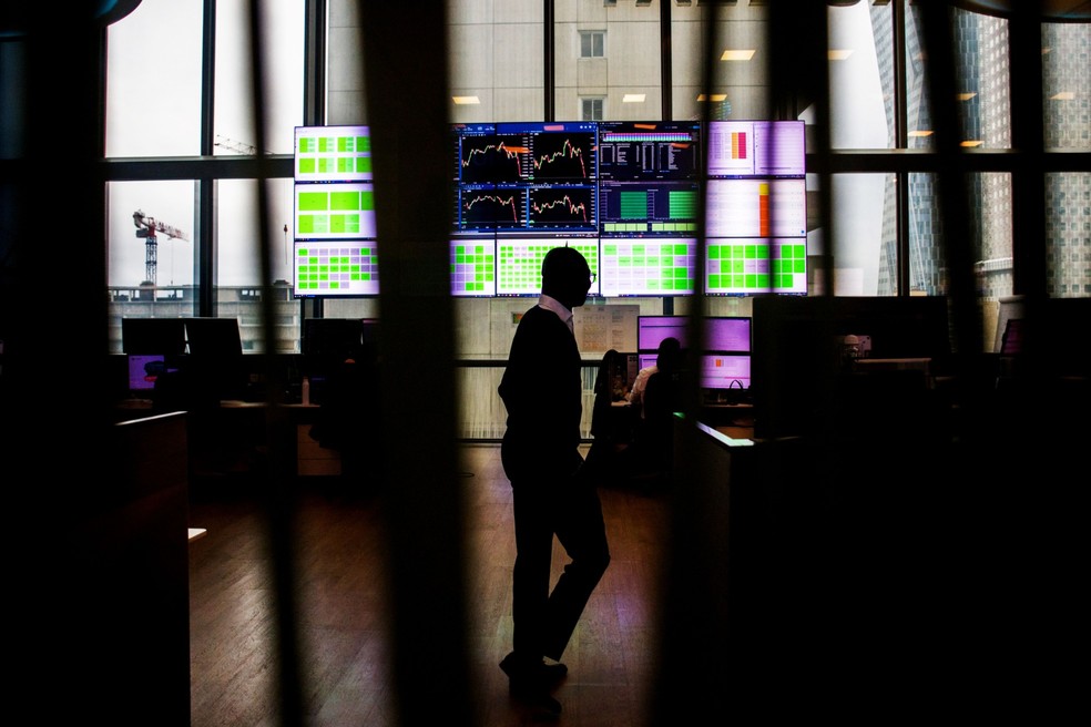 Operadores na bolsa de valores Euronext NV em Paris — Foto: Nathan Laine/Bloomberg