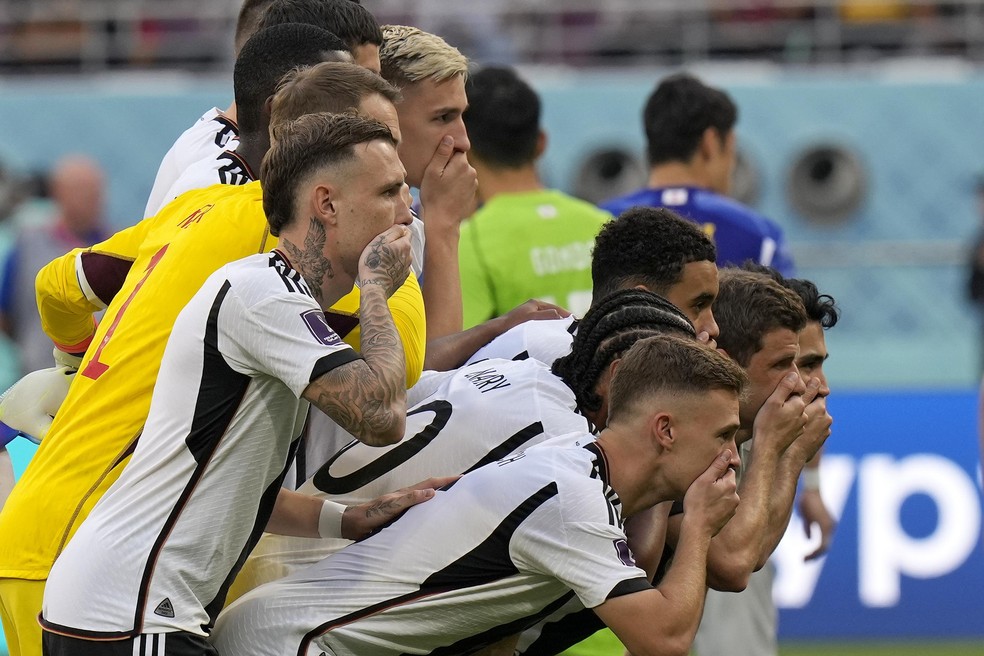 Jogadores da Alemanha protestam contra a Fifa em jogo contra Japão