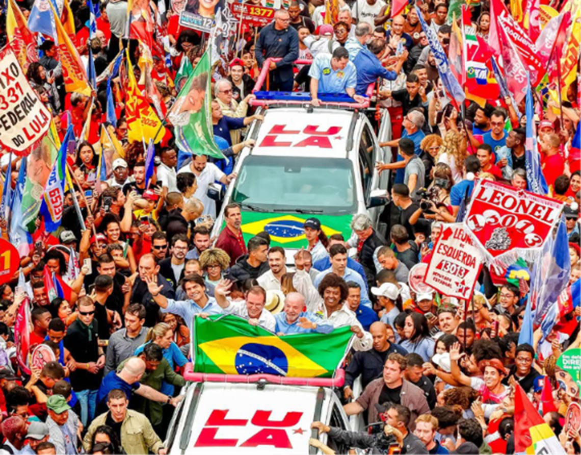 Em ato no Rio, Lula associa Flávio a milícia, escândalos do INSS e Banco Master