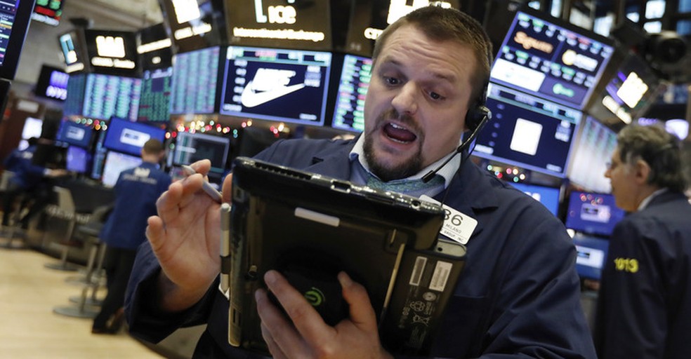 Wall Street tem dia de euforia com S&P 500 batendo o recorde de fechamento, com 5.025,86 pontos  — Foto: Richard Drew/AP