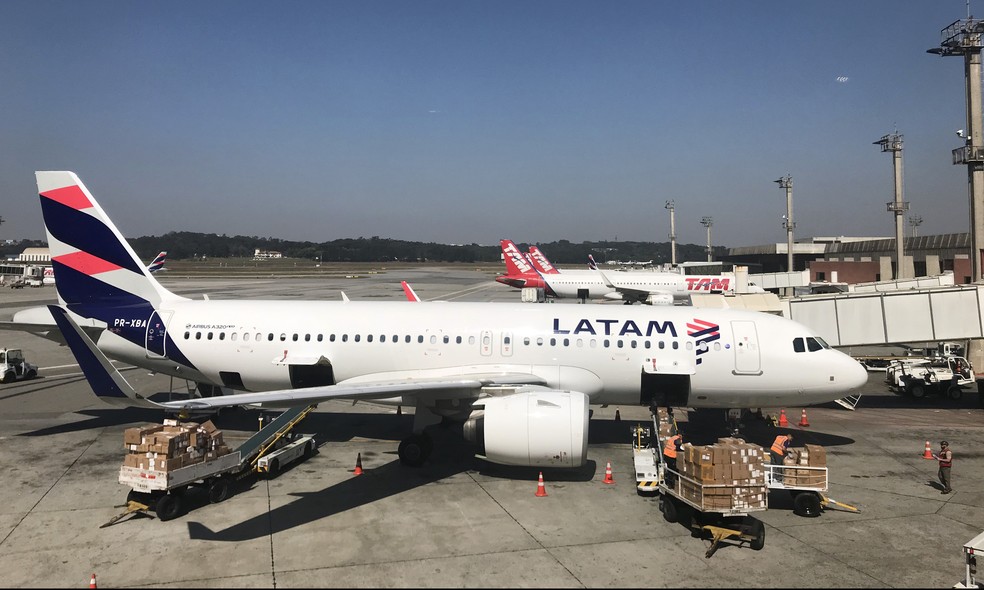 Entre as três principais aéreas do país, Latam foi a que obteve maior participação de mercado no mês, em demanda de passageiros, com 33,7% — Foto: Edilson Dantas/Agência O Globo