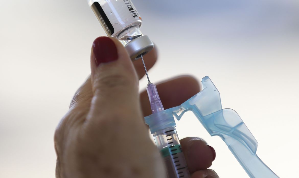 EUA aprovam novas fórmulas sazonais de vacinas contra covid da Moderna, Pfizer, BioNTech e Novavax - QTU Questões do Universo