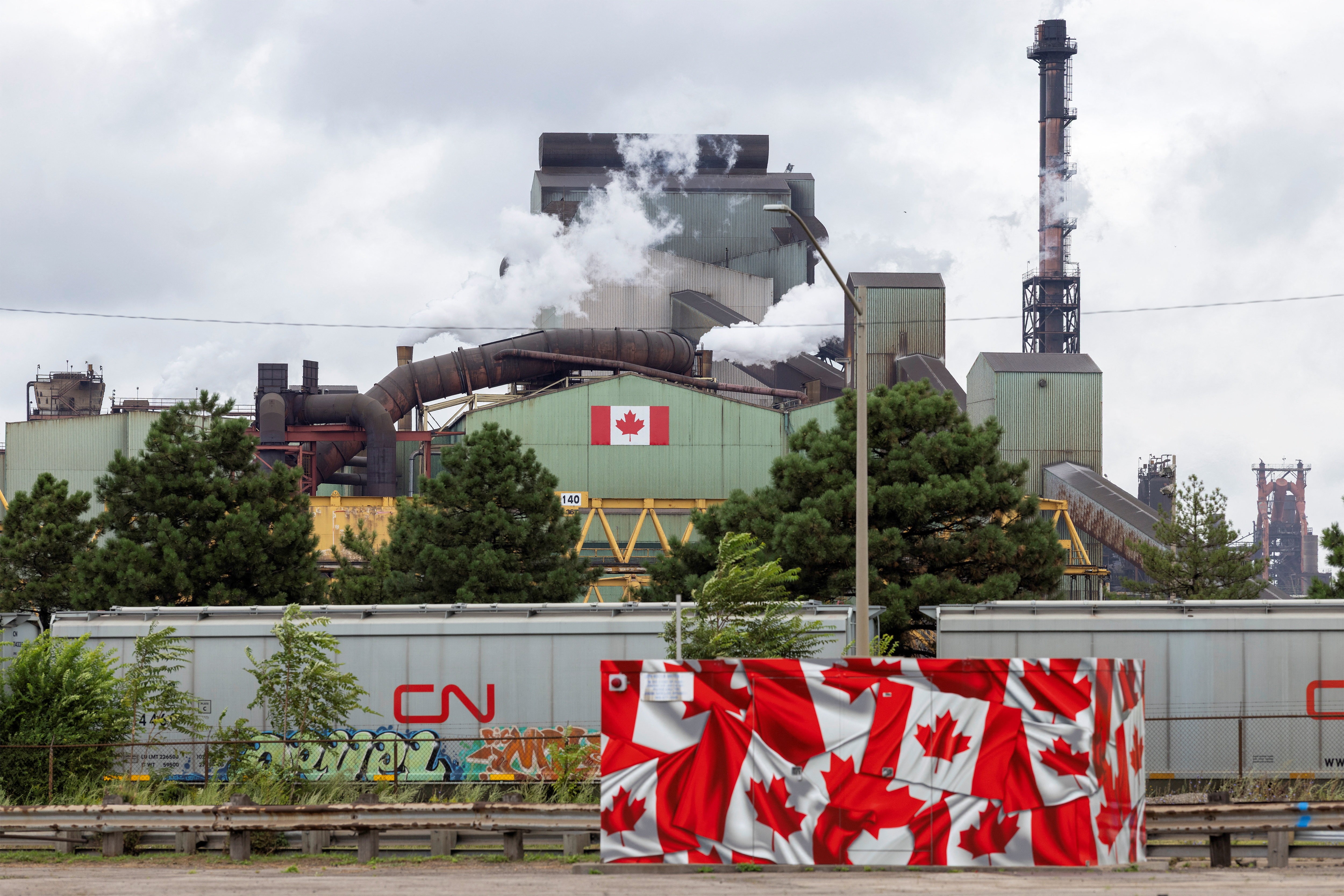 Premiê de Ontário, no Canadá, ameaça cortar eletricidade e minerais críticos aos EUA - QTU Questões do Universo