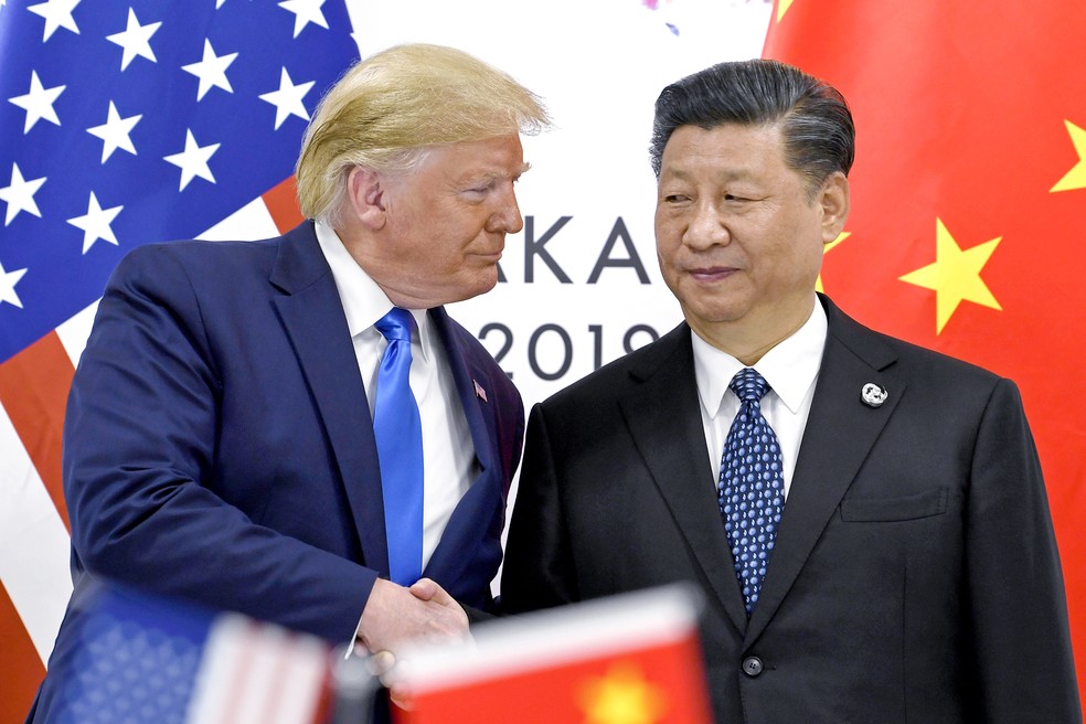 Donald Trump e Xi Jinping em encontro bilateral, abordando as tensões comerciais entre EUA e China.