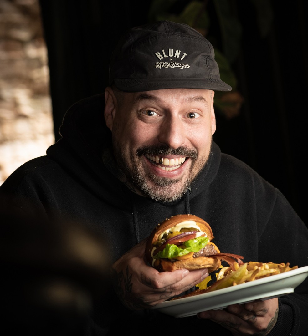 Fih Fernandes, do Holy Burger, cujo Pony Line, abaixo, foi escolhido como terceiro melhor do mundo pela Burgerdudes — Foto: Ana Paula Paiva/Valor