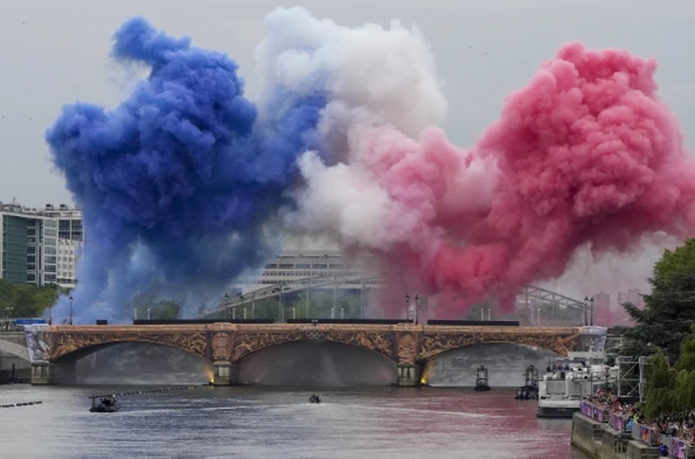 Fumando bandeira francesa na cerimônia de abertura — Foto: Matthias Schrader/AP