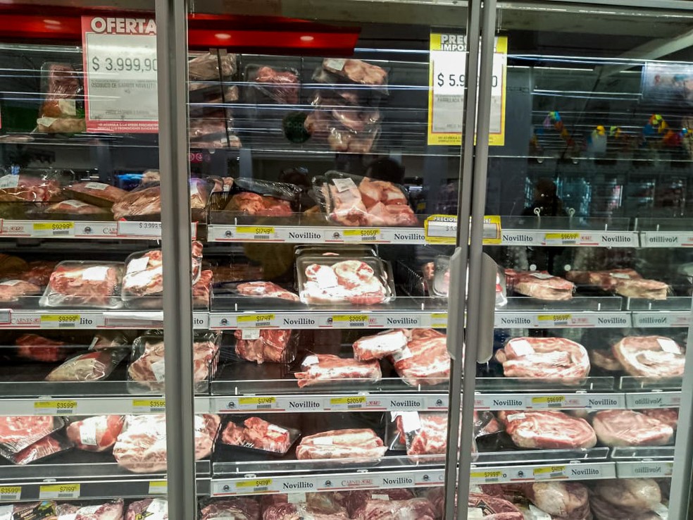 Geladeira de carne bovina praticamente cheia no Supermercado Coto, em Belgrano, bairro de Buenos Aires, Argentina; o foco, agora, é frango e carne suína — Foto: Márcia Almeida/Valor