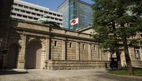 Banco central do Japão eleva taxa de juros para 0,25% e reduz compras de títulos