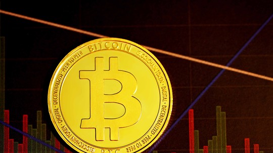Bitcoin cai com cenário macro e aumenta perdas de maio a quase 8%