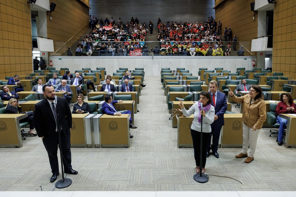 Deputados da base do governo de SP (à esq.) e da oposição durante debate sobre PEC que transfere recursos da Educação para Saúde — Foto: Rodrigo Costa/Alesp