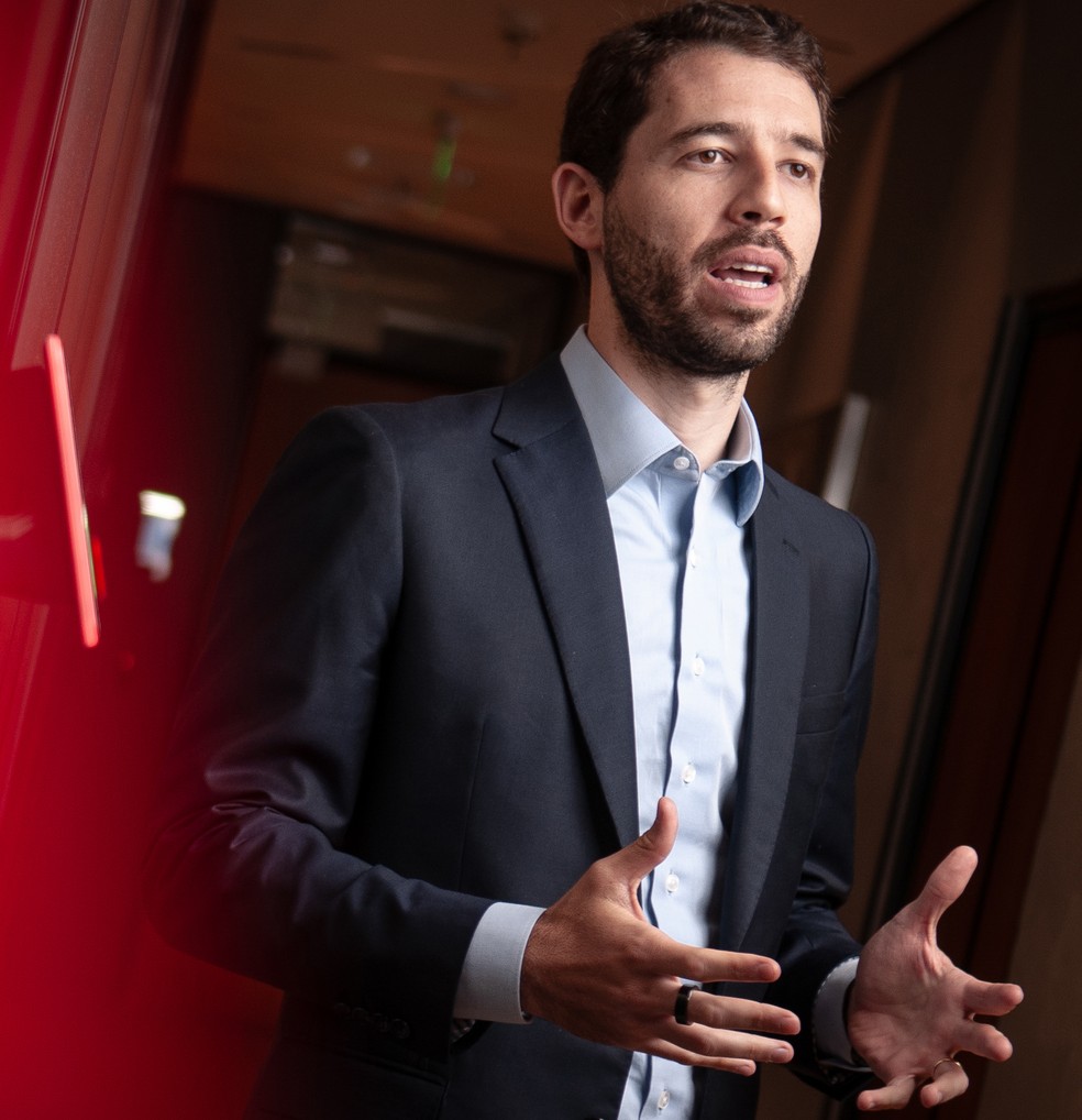 Gráfico ilustrando o crescimento do modelo de taxa fixa em assessoria de investimentos.